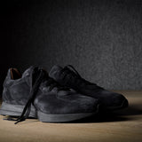 R1 Sneaker. Schwarzes Wildleder