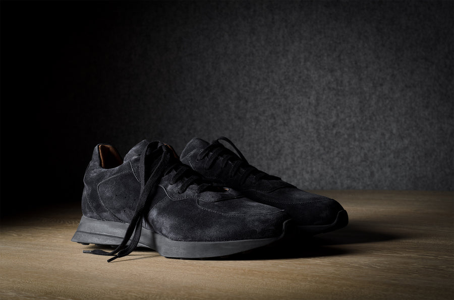 R1 Sneaker. Schwarzes Wildleder
