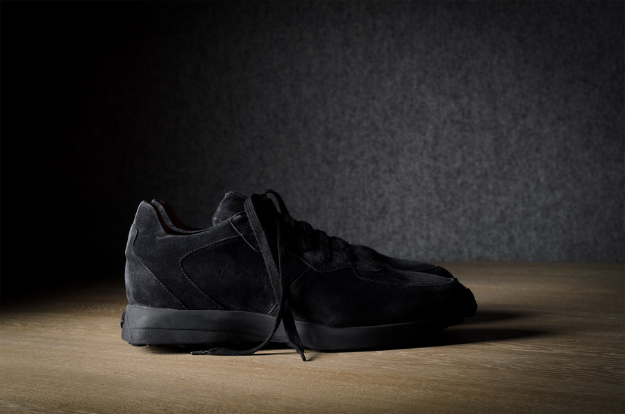 R1 Sneaker. Schwarzes Wildleder