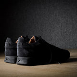 R1 Sneaker. Schwarzes Wildleder
