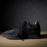 R1 Sneaker. Schwarzes Wildleder