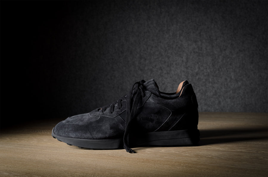 R1 Sneaker. Schwarzes Wildleder