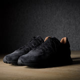 R1 Sneaker. Schwarzes Wildleder
