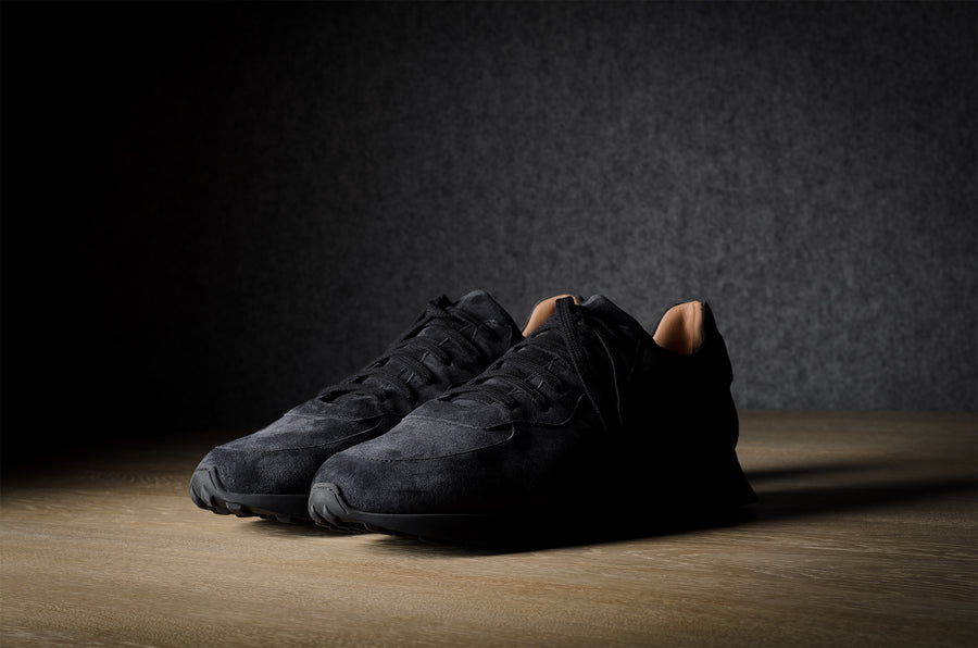 R1 Sneaker. Schwarzes Wildleder