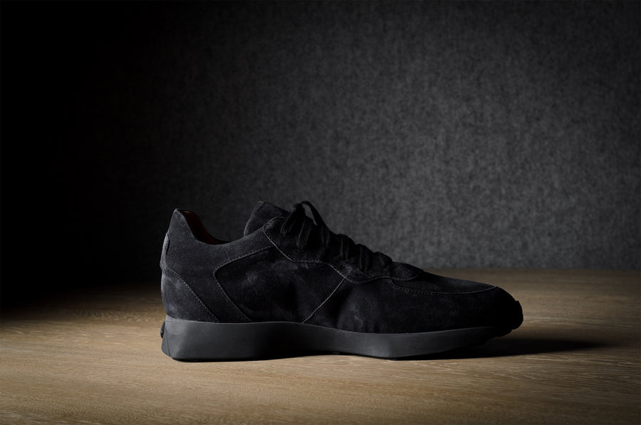 R1 Sneaker. Schwarzes Wildleder