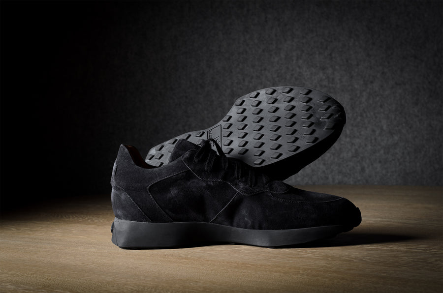 R1 Sneaker. Schwarzes Wildleder