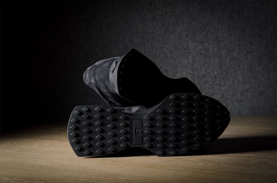 R1 Sneaker. Schwarzes Wildleder