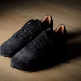 R1 Sneaker. Schwarzes Wildleder