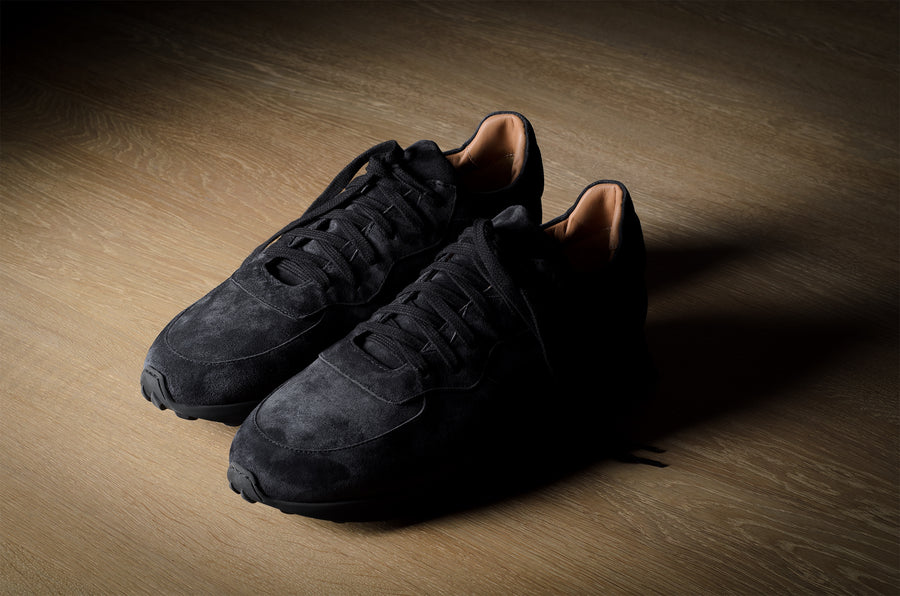 R1 Sneaker. Schwarzes Wildleder
