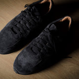 R1 Sneaker. Schwarzes Wildleder