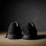 R1 Sneaker. Schwarzes Wildleder