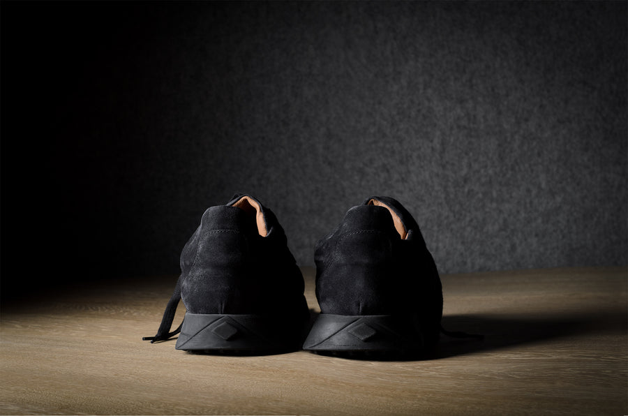 R1 Sneaker. Schwarzes Wildleder