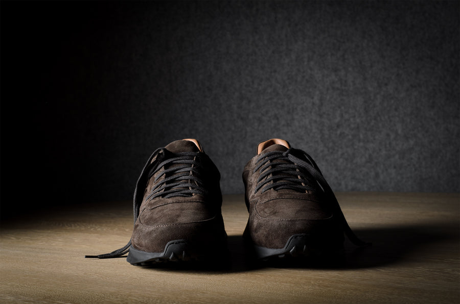 R1 Sneaker. Erdbraunes Wildleder