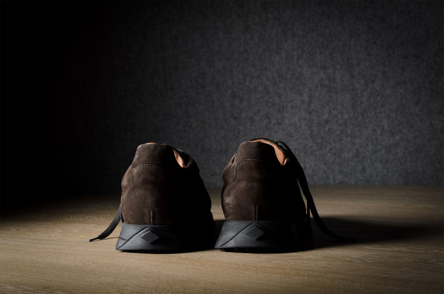 R1 Sneaker. Erdbraunes Wildleder