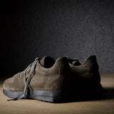 R1 Sneaker. Waldgrünes Wildleder