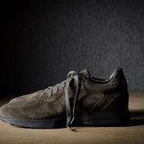 R1 Sneaker. Waldgrünes Wildleder
