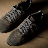 R1 Sneaker. Waldgrünes Wildleder