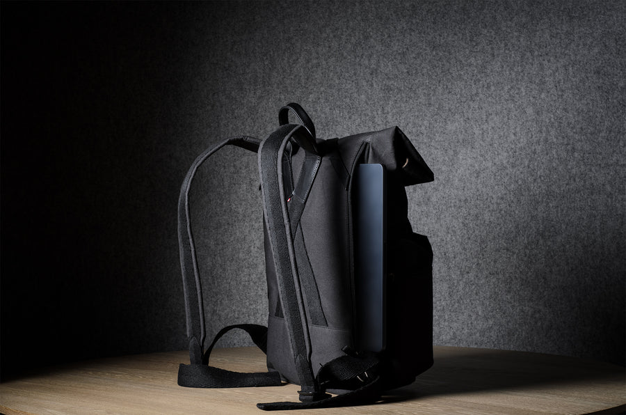 Rolltop-Rucksack. Schwarze Kohle