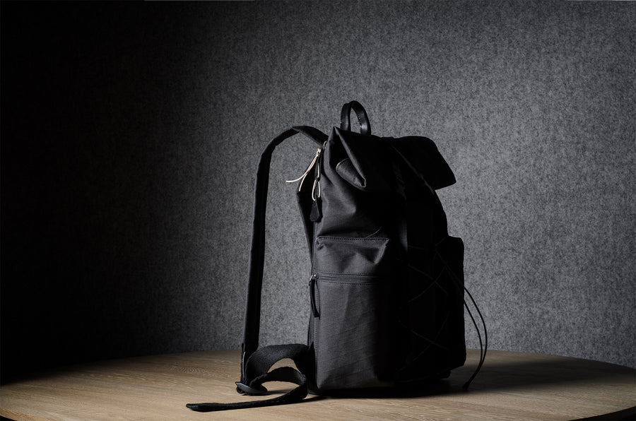 Rolltop-Rucksack. Schwarze Kohle