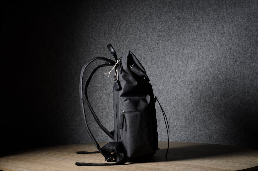 Rolltop-Rucksack. Schwarze Kohle