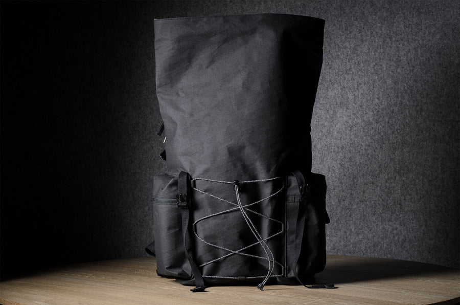 Rolltop-Rucksack. Schwarze Kohle