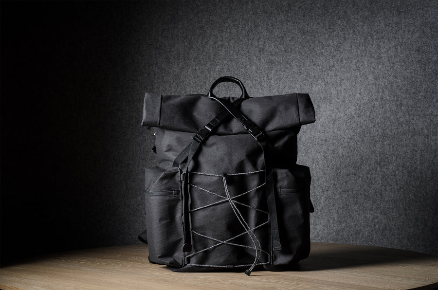 Rolltop-Rucksack. Schwarze Kohle