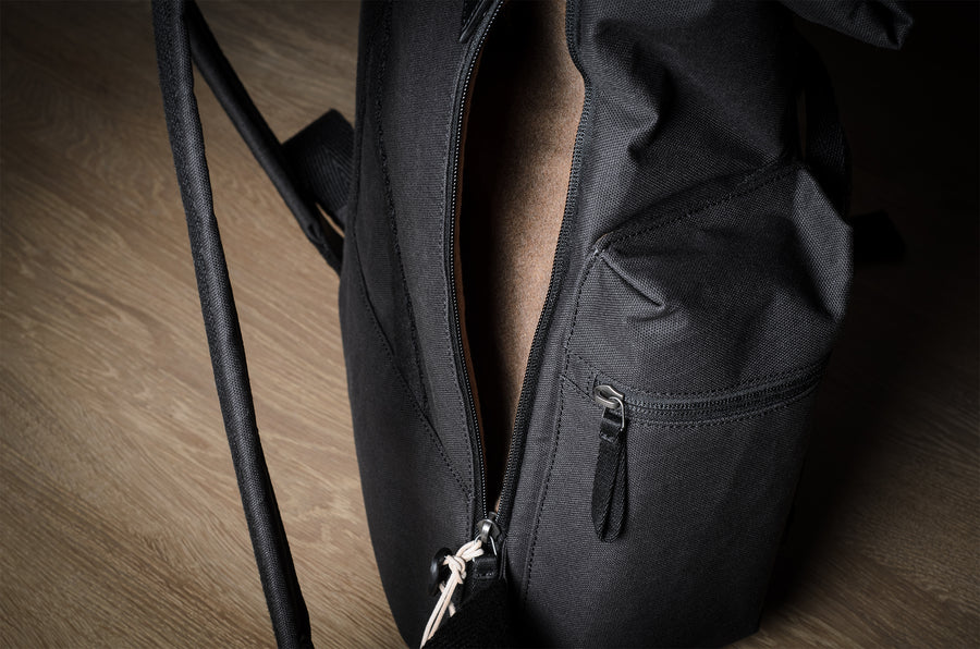 Rolltop-Rucksack. Schwarze Kohle