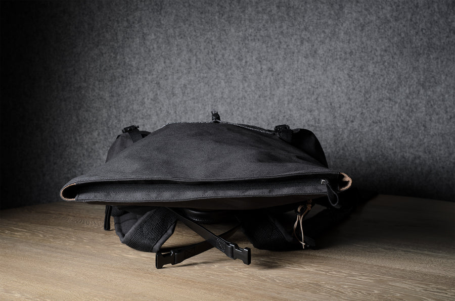 Rolltop-Rucksack. Schwarze Kohle