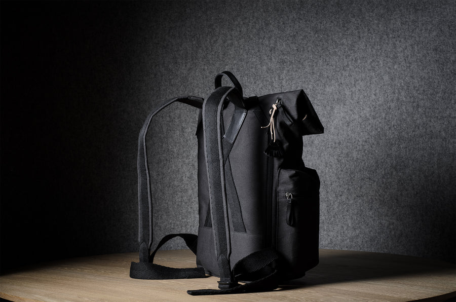 Rolltop-Rucksack. Schwarze Kohle