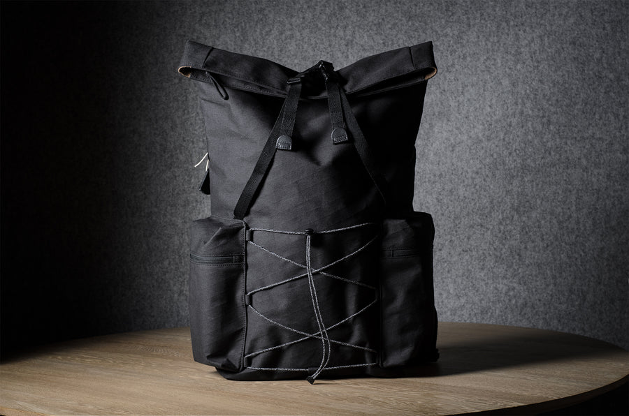 Rolltop-Rucksack. Schwarze Kohle