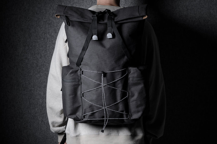 Rolltop-Rucksack. Schwarze Kohle