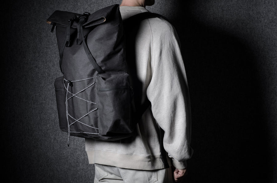 Rolltop-Rucksack. Schwarze Kohle