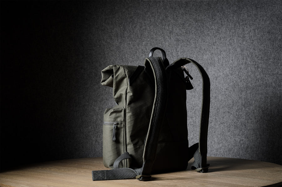 Rolltop-Rucksack. Schwarzer Wald