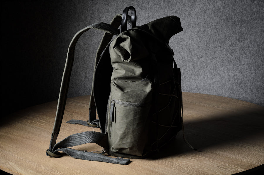 Rolltop-Rucksack. Schwarzer Wald