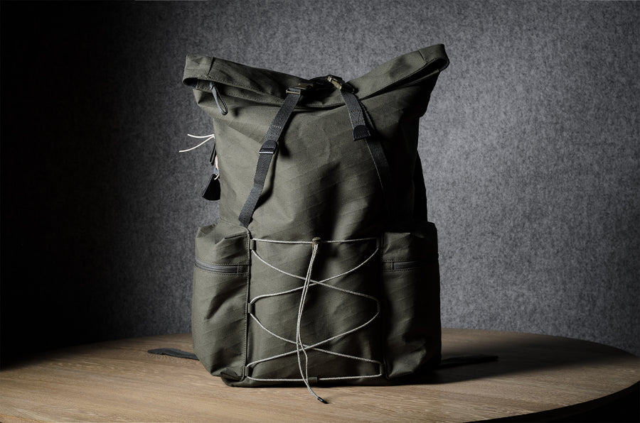 Rolltop-Rucksack. Schwarzer Wald