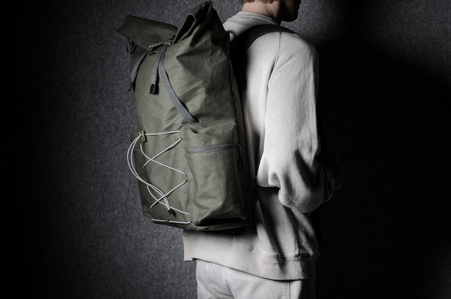 Rolltop-Rucksack. Schwarzer Wald