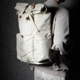 Rolltop-Rucksack. Klassisch natürlich
