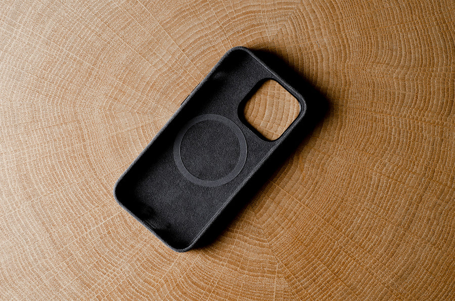 Fuzzy iPhone 14 Pro/Pro Max Cover . Dusty Black