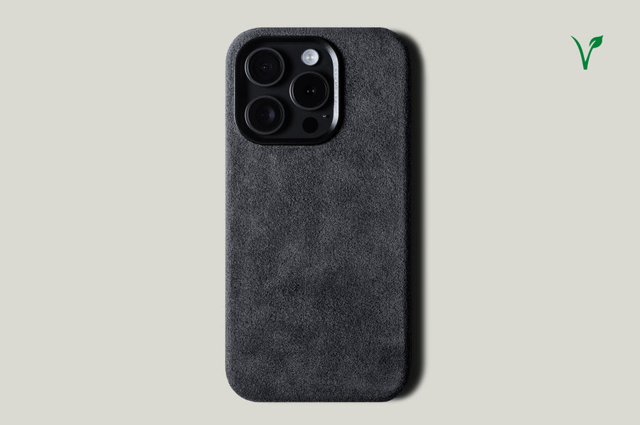 Flauschige Alcantara iPhone 15 Pro Hülle. Staubiges Schwarz