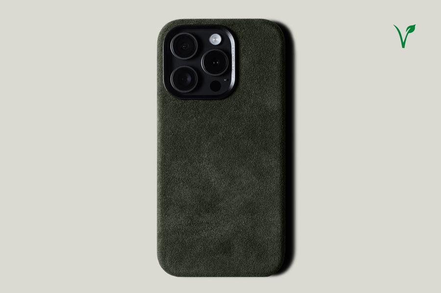 Flauschige Alcantara iPhone 15 Pro Hülle. Waldgrün