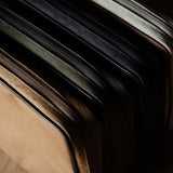 Contenu Étui pour câble de taille moyenne. Brunâtre