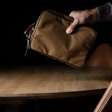 Contenu Étui pour câble de taille moyenne. Brunâtre