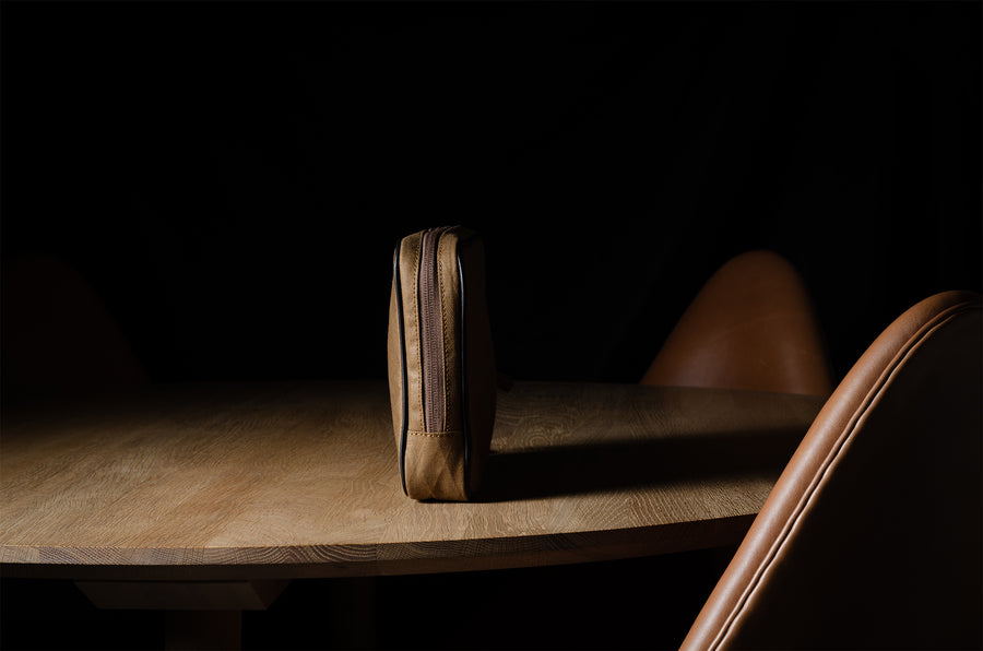 Contenu Étui pour câble de taille moyenne. Brunâtre