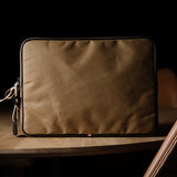 Inhalt MacBook-Hülle. Bräunlich