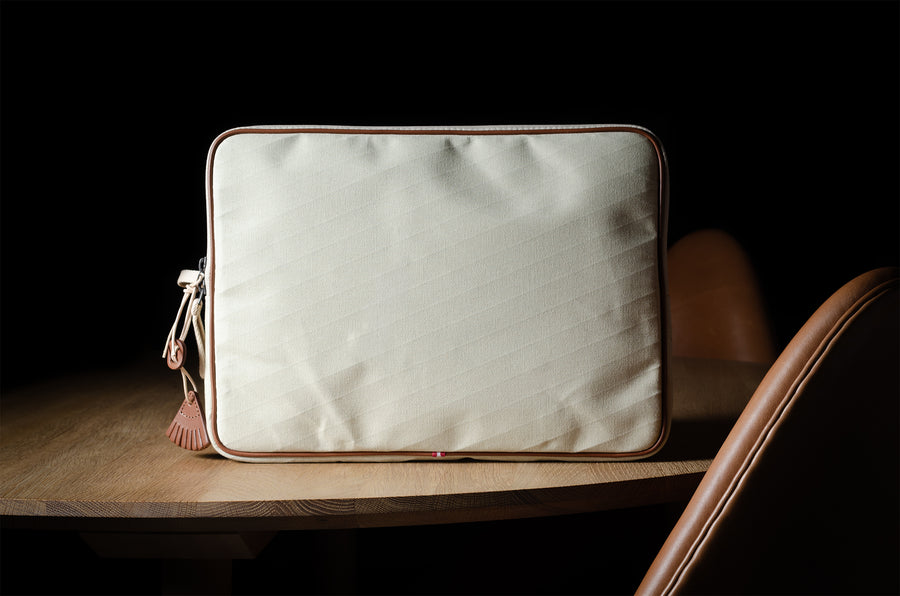 Content MacBook Case . Natural