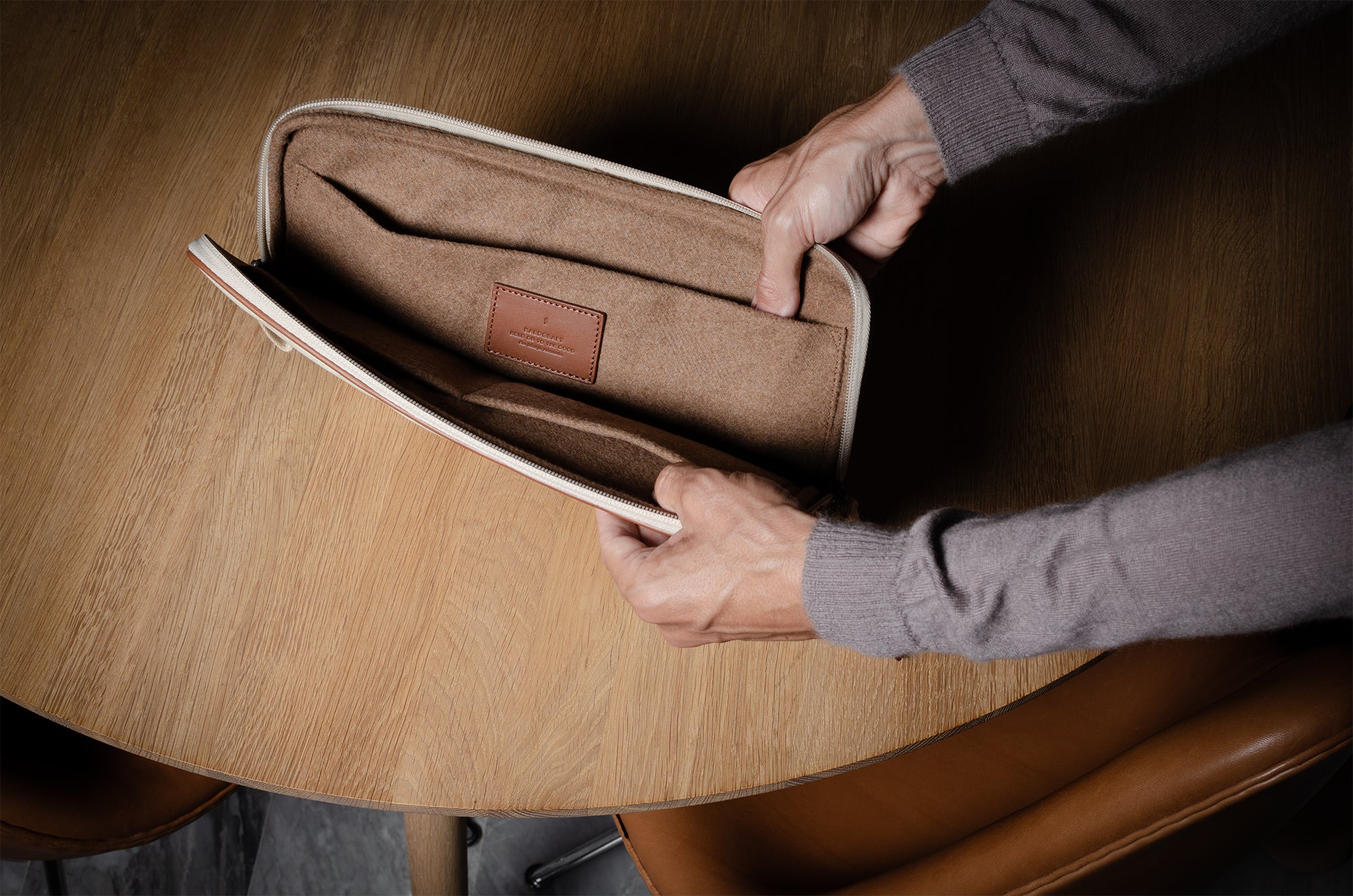 その他 HARD GRAFT flatpack macbook ipad abrAsus Flat Pack - Slim Messenger Laptop Bag for MacBook or iPad