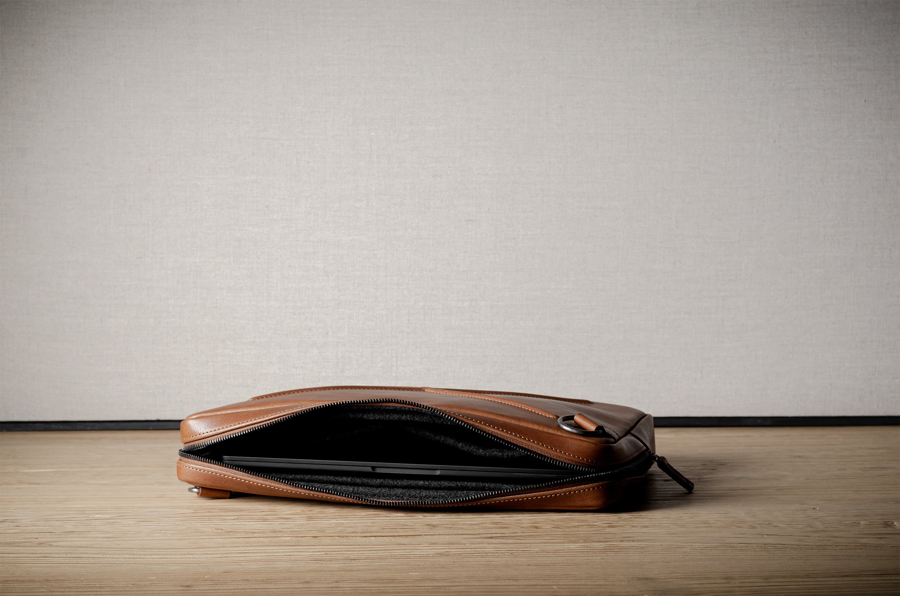 その他 HARD GRAFT flatpack macbook ipad abrAsus Flat Pack - Slim Messenger Laptop Bag for MacBook or iPad