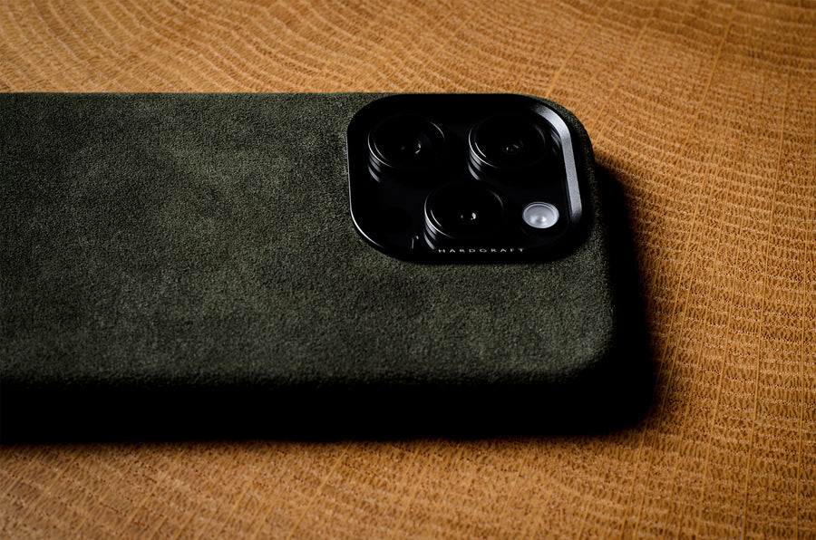 Flauschige Alcantara iPhone 15 Pro Hülle. Waldgrün