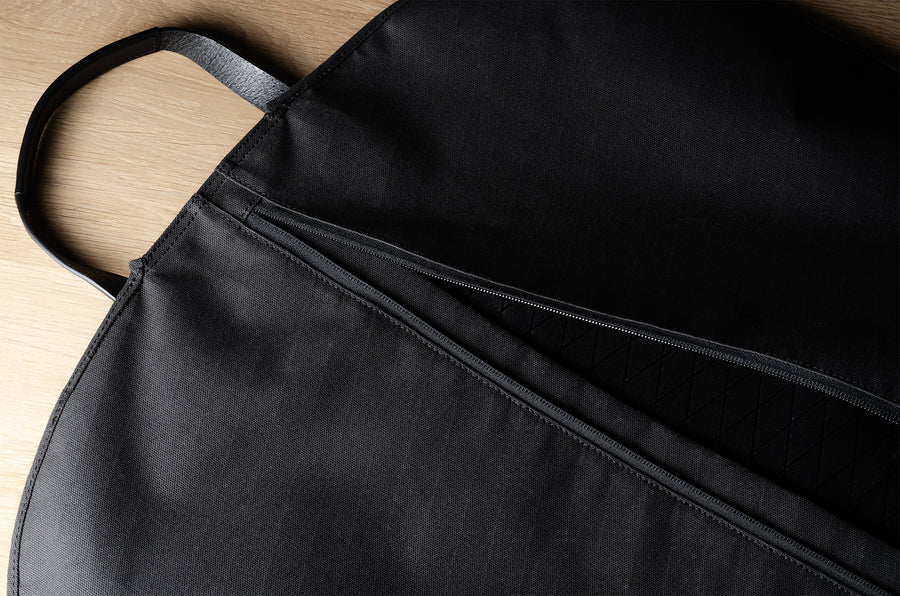 Housse à vêtements Undercover. Anthracite
