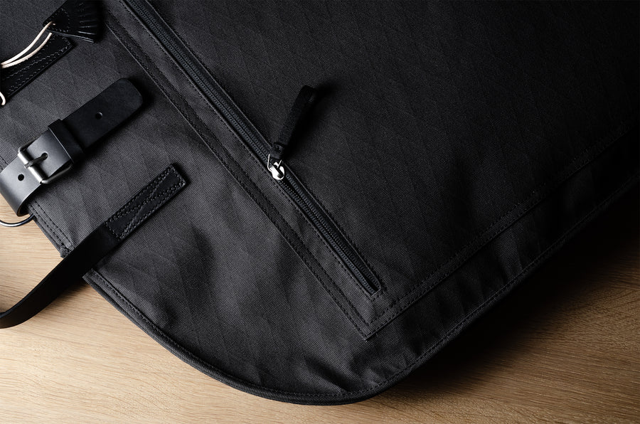 Housse à vêtements Undercover. Anthracite